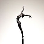 Secouez tout avec moi sculpture miniature de fille dansante de Marc de Corte sculpture contemporaine en bronze sculpture de femme sculpture de danse à la galerie Art Yi à Bruxelles