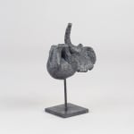 Kleine olifant op zijn rug olifantensculptuur Sophie Verger schattig dierensculptuur bronzen sculptuur kunstdecoratie dierenkunstcollectie Art Yi Gallery Brusselse kunstgalerie