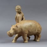 schattig meisje en nijlpaard wandelen naar zwemmen hedendaags bronzen beeld interieurontwerp sophie verger art gallery brussel