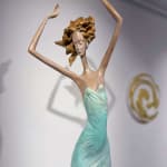 Maanlicht dansend meisje sculptuur van Hedwige Leroux hedendaagse bronzen sculptuur danseres vrouw sculptuur een meisje in een groene jurk die vrijelijk danst Art Yi galerie in Brussel