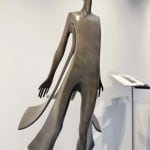 Promesse Isabel Miramontes sculpture de jardin sculpture contemporaine de femme sculpture de mer sculpture de vent une femme en robe ou une mère contre le vent marin faisant une promesse à son enfant pleine de liberté et d'amour Galerie Art Yi Galerie d'art de Bruxelles
