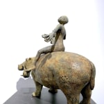 nijlpaard lieven d'haese hedendaags bronzen beeld van een jongen die rijdt en speelt met een nijlpaard beeldhouwkunst dierbeeldhouwwerk kinderbeeld kinderdroom Art Yi kunstgalerie in brussel