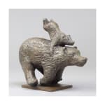 Snel schattig en schattig dier eigentijds bronzen rennende beer sculptuur sophie verger