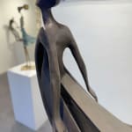 Promesse Isabel Miramontes sculpture de jardin sculpture contemporaine de femme sculpture de mer sculpture de vent une femme en robe ou une mère contre le vent marin faisant une promesse à son enfant pleine de liberté et d'amour Galerie Art Yi Galerie d'art de Bruxelles