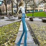 Montmartre sculpture femme contemporaine sculpture fille parisienne Hedwige Leroux sculpture bronze sculpture femme contemporaine sculpture fille de ville sont la galerie Art Yi Galerie d'art de Bruxelles