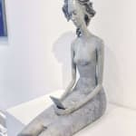 répondez-moi hedwige leroux sculpture contemporaine bronze art belle et fine femme regardant sur son smartphone et attendant une réponse art yi art gallery brussels