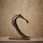 Isabel miramontes sculpture contemporaine en bronze art abstrait sculpture décoration design minimalisme un homme volant ou se dirigeant vers le ciel par une coup de vent