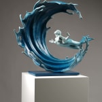 puissantes vagues sculpture contemporaine en bronze Liang Binbin artiste chinois sculpture de la mer bleue une belle fille nageant ou surfant dans une grande vague sculpture art