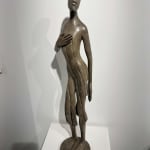 Callipyge-Frauenskulptur von Isabel Miramontes, zeitgenössische Skulptur, Bronzeskulptur, eine schöne Frau im Kleid, Skulptur, Kunst, Skulpturensammlung Art Yi-Galerie Brüsseler Kunstgalerie