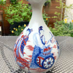 Vase en jade figuratif bleu, blanc et rouge sous glaçure de style dynastie Qing (signé en bas à l'époque Kangxi) Tsai Hsiao-fang art céramique contemporain art céramique asiatique art porcelaine asiatique vase en céramique bleu vase en porcelaine bleue collection d'art Galerie d'art Yi Galerie d'art de Bruxelles