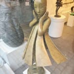 Engel geht vorbei Isabel Miramontes Skulptur eines tanzenden Mädchens monumentale Skulptur Gartenskulptur zeitgenössische Bronzeskulptur ein schönes Mädchen überrascht, dass ihr Kleid vom Wind verweht wird Art Yi Galerie Brüsseler Kunstgalerie