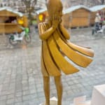 Engel passeert Isabel Miramontes dansend meisje sculptuur monumentale sculptuur tuinsculptuur hedendaagse bronzen sculptuur een mooi meisje verrast door haar jurk die door de wind wordt opgeblazen Art Yi-galerij Kunstgalerij Brussel