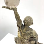 Visionnaire lieven d'haese sculpture contemporaine en bronze un garçon tenant une boule de cristal sculpture de l'imagination Art Yi enfant sculpture rêve d'enfance galerie d'art à bruxelles