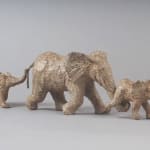 Op de savanne olifant sculptuur olifant familie sculptuur van Sophie Verger bronzen sculptuur dieren sculptuur hedendaagse sculptuur kunst een familie van olifanten die samen vooruit lopen allemaal in geluk Art Yi galerie Brusselse kunstgalerie