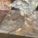 thuiskomen lieven d'haese bronzen sculptuur jongenssculptuur met vliegend papier vlucht hedendaagse sculptuur droom afrikaanse sculptuur interieurontwerp Art Yi-galerij Kunstgalerij Brussel