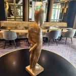 Sculpture petit homme garçon Isabel Miramontes sculpture contemporaine sculpture en bronze design d'intérieur à l'hôtel Barsey par Warwick Art Yi galerie galerie d'art de Bruxelles