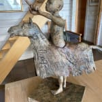 het paard sui lacht lieven d'haese bronzen sculptuur jongenssculptuur op paard hedendaagse riddersculptuur droom Afrikaanse sculptuur interieurontwerp Art Yi-galerij Kunstgalerij Brussel