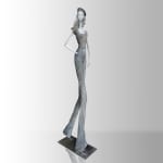 Sculpture femme Montmartre Hedwige Leroux art contemporain sculpture contemporaine design d'intérieur une sculpture d'une jeune fille parisienne marchant dans la rue Galerie Art Yi Galerie d'art de Bruxelles