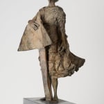 Eureka met socla lieven d'haese hedendaags bronzen beeld een jongen staand beeld tuinbeeld kunst tuinontwerp Art Yi kind sculptuur kinderdroom kunstgalerie in brussel