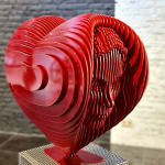 eros rood hart sculptuur jean paul kala hedendaagse sculptuur tuin sculptuur tuinkunst tuinontwerp aluminium sculptuur interieur ontwerp huiskunst Art Yi-galerij Kunstgalerij in Brussel