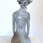 répondez-moi hedwige leroux sculpture contemporaine bronze art belle et fine femme regardant sur son smartphone et attendant une réponse art yi art gallery brussels