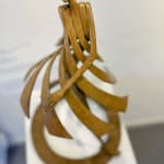 Cette nouvelle petite sculpture « Primavera », représentant une danseuse printanière, est une sculpture figurative abstraite contemporaine en bronze de Miramontes, exposée à la galerie Art Yi à Bruxelles.