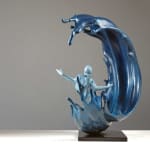 machtige golven hedendaagse bronzen sculptuur Liang Binbin Chinese kunstenaar blauwe zee sculptuur een mooi meisje zwemmen of surfen in een grote golf sculptuur kunst