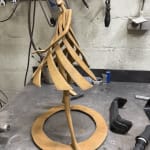 Deze nieuwe kleine "Primavera" een dansend meisjessculptuur in haar leven van de lente, hedendaagse abstracte figuratieve sculptuur van Miramontes bronzen sculptuur vrouwensculptuur in de Art Yi-galerij in Brussel