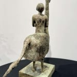 Sculpture girafe à deux pattes lieven D'haese sculpture contemporaine sculpture en bronze d'un petit garçon qui monte une girafe sculpture animalière sculpture enfant rêve enfance Galerie d'art Yi Galerie d'art de Bruxelles