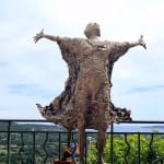 IIXV lieven d'haese hedendaags bronzen beeld een jongen die zijn arm opent tegen de wind om een nieuw avontuur te omarmen kindbeeldhouwwerk kinderdroombeeldhouwwerk tuinbeeld tuinkunstontwerp Art Yi kunstgalerie in brussel