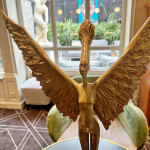 geflügelte Hedwig Leroux zeitgenössische Skulptur Bronzekunst schöne und feine nackte Frau oder Engel mit fliegenden Flügeln Innenarchitektur zeitgenössisches Gemälde im Hotel Barsey von Warwick in Brüssel Art Yi-Galerie Brüsseler Kunstgalerie