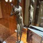 Callipyge woman sculpture of Isabel Miramontes contemporary sculpture bronze sculpture a beautiful woman in dress sculpture art sculpture collection Art Yi gallery Brussels art gallery