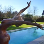 Schud het allemaal van je af Marc de Corte dansende vrouw sculptuur danssculptuur meisje sculptuur tuinsculptuur bronzen sculptuur hedendaagse sculptuur Art Yi-galerij Kunstgalerij Brussel