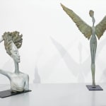 Gale ailé Hedwige Leroux une belle et belle femme contemporaine ange sculpture en bronze avec des ailes volantes et des cheveux libres