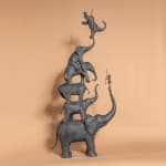 Sophie Verger zuil met olifant en een klein meisje sculptuur olifant sculptuur dieren sculptuur bronzen sculptuur tuin sculptuur Art Yi galerie Brusselse kunstgalerie