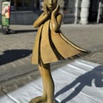 Ange passe Isabel Miramontes sculpture de danseuse sculpture monumentale sculpture de jardin sculpture contemporaine en bronze une belle fille surprise de sa robe soufflée par le vent Galerie Art Yi Galerie d'art de Bruxelles