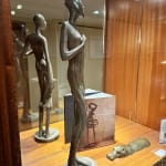 Callipyge vrouw sculptuur van Isabel Miramontes hedendaagse sculptuur bronzen sculptuur een mooie vrouw in jurk sculptuur kunst sculptuur collectie Art Yi galerij Brusselse kunstgalerij