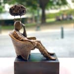 Consulting is een externe herinnering lieven d'haese hedendaagse bronzen sculptuur een jongen denkende en zittende sculptuur Art Yi kind sculptuur kinderdroom kunstgalerie in brussel