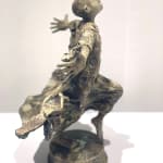 IIXV lieven d'haese hedendaags bronzen beeld een jongen die zijn arm opent tegen de wind om een nieuw avontuur te omarmen kinderbeeldhouwwerk kinderdroombeeldhouwwerk Art Yi kunstgalerie in brussel