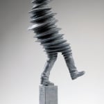 Walkman, zeitgenössische Skulptur, Liang Binbin, eine hellgraue Bronzeskulptur eines Mannes, der im Regen geht und springt, mit Schatten, figurative Skulptur, Art Yi Gallery, Brüsseler Kunstgalerie