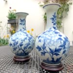 Een paar Qing-dynastie-stijl blauwe en witte pioenrozen en vlinderpatroon hemelse vazen ​​(onderkant gesigneerd in Yongzheng-periode) Tsai Hsiao-fang hedendaagse keramische kunst Aziatische keramische kunst Aziatische porseleinen kunst blauwe keramische vaas blauwe porseleinen vaas kunstcollectie Art Yi-galerij Brusselse kunstgalerij