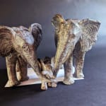 Entre père et mère sculpture Sophie Verger sculpture animalière collection éléphant famille d'éléphants sculpture contemporaine deux parents éléphants protègent et marchent ensemble avec leur petit bébé éléphant ensemble collection d'art collection d'éléphants Galerie d'art Yi Galerie d'art de Bruxelles