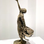 Visionaire lieven d'haese hedendaagse bronzen sculptuur een jongen die een kristallen bol vasthoudt sculptuur van verbeelding Art Yi kind sculptuur kinderdroom kunstgalerie in brussel