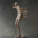 Isabel Miramontes hedendaagse bronzen beeldhouwkunst abstracte kunst beeldhouwkunst decoratie ontwerp minimalisme horizon een blauw beeldje sculptuur ver naar zee kijken tegen de wind in