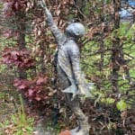 De Sterren Plukken lieven d'haese hedendaagse bronzen sculptuur een jongen die een ster naar de hemel houdt sculptuur Art Yi kind sculptuur kinderdroom kunstgalerie in brussel