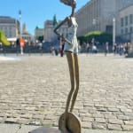 Stedelijke vrijheid hedendaagse vrouwensculptuur van Hedwige Leroux modern stadsmeisje op een wiel stadswandeling bronzen sculptuur figuratieve sculptuur in Art Yi-galerie in Brussel
