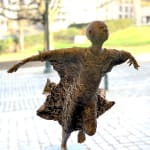 Bijna vliegend lieven d'haese eigentijds bronzen beeld een jongen die zijn arm tegen de wind opent om te vliegen kindbeeldhouwwerk kindertijd vliegend beeldhouwkunst tuinbeeld tuinkunst ontwerp Art Yi kunstgalerie in brussel