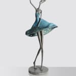 today's mirror hedwige leroux contemporary sculpture art beautiful and fine dressed women bronze sculpture selfie on her smartphone art yi art gallery brussels
