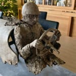 meester van de snelheid racewagen sculptuur van Lieven D'Haese een jongen bestuurt een racewagen hedendaagse sculptuur bronzen sculptuur Art Yi Gallery Brusselse kunstgalerie