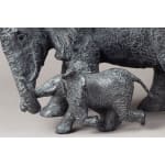 Promenade sculpture éléphant Sophie Verger une famille de mère éléphant et ses bébés éléphants marchent joyeusement ensemble sculpture animalière sculpture en bronze sculpture contemporaine Galerie Art Yi Galerie d'art de Bruxelles